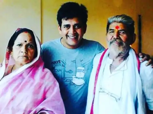 रवि किशन@56, रामलीला में सीता बने तो पिता ने पीटा:₹500 लेकर पहुंचे मुंबई, कर्ज लेकर अस्पताल से डिस्चार्ज कराई बेटी, आज नेटवर्थ ₹43 करोड़ 2 Ravi kishan 1 1752578831